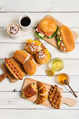 포토 JPG 커피 음료 음식 빵 디저트 샌드위치 사람없음 목재 세트 하이앵글 카페 머그컵 차 크루아상 메뉴 브런치 아메리카노 핫도그 꿀 와플 레몬티 카페라떼 뺑오쇼콜라 나무배경 국내포토 나무 뷰포인트 백그라운드 재료 패스트푸드 컵 상점 식사 라떼 파일형식