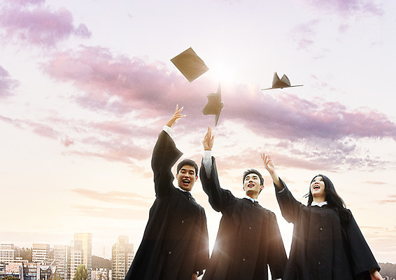 PSD 구름 편집 편집이미지 여자 교육 남자 대학생 학사모 졸업 하늘 웃음 빌딩 상반신 20대 성인 세명 노을 한국인 졸업가운 던지기 대학교육 이미지편집 자연요소 모자_잡화 학생 모션 표정 사람 동양인 청년 건물 가운 파일형식