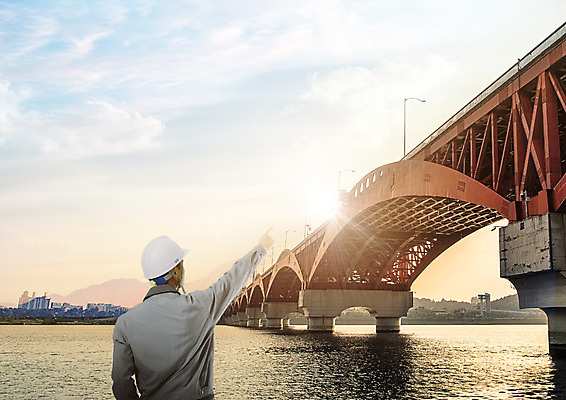 PSD 구름 편집 편집이미지 남자 건축 바다 비즈니스 하늘 작업복 한명 상반신 성인 뒷모습 가리킴 안전모 아치 가교 이미지편집 자연요소 1 건축물 옷 뷰포인트 사람 손짓 헬멧 안전장비 파일형식