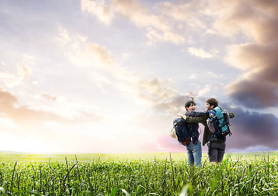 PSD 서양인 구름 편집 편집이미지 남자 여행 배낭 하늘 어깨동무 초원 상반신 20대 성인 두명 뒷모습 친구 노을 한국인 뒤돌아보기 손인사 이미지편집 자연요소 외국인 뷰포인트 포즈 가방 관계 모션 사람 동양인 청년 인사 파일형식