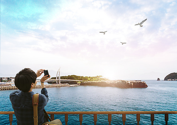 PSD 구름 편집 편집이미지 남자 바다 여행 난간 갈매기 하늘 한명 상반신 성인 카메라 사진촬영 크로스백 안식처 가교 이미지편집 자연요소 1 건축물 가방 조류 휴식 사람 전자제품 촬영 파일형식