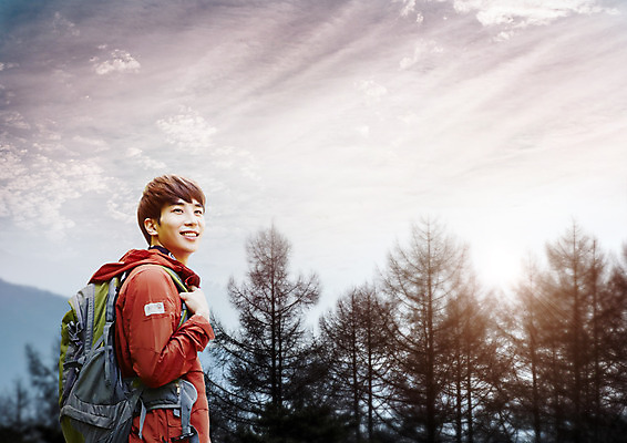PSD 나무 구름 편집 편집이미지 남자 여행 배낭 하늘 한명 웃음 상반신 20대 성인 옆모습 등산 한국인 등산복 안식처 이미지편집 자연요소 식물 1 옷 뷰포인트 가방 휴식 표정 사람 동양인 청년 트래킹 파일형식