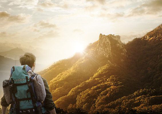 PSD 구름 편집 편집이미지 남자 여행 배낭 하늘 산 한명 상반신 성인 뒷모습 햇빛 노을 등산 안식처 이미지편집 자연요소 1 뷰포인트 가방 휴식 사람 태양 트래킹 파일형식
