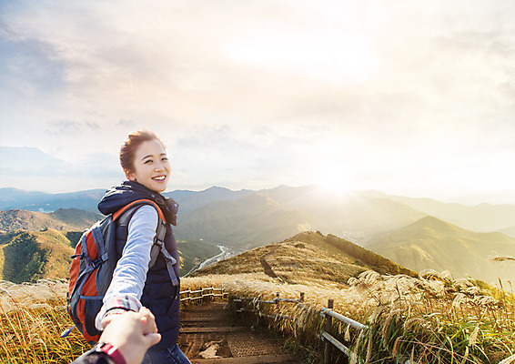 PSD 구름 편집 편집이미지 여자 여행 배낭 하늘 산 갈대 한명 웃음 상반신 20대 성인 손잡기 등산 한국인 가을 이미지편집 자연요소 식물 1 계절 가방 모션 표정 사람 동양인 청년 트래킹 파일형식