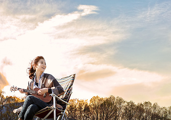 PSD 나무 구름 편집 편집이미지 응시 여자 여행 연주 의자 하늘 한명 웃음 20대 성인 노을 한국인 다리꼬기 우쿨렐레 안식처 이미지편집 자연요소 식물 1 시선 음악 가구 모션 현악기 휴식 표정 사람 동양인 청년 파일형식