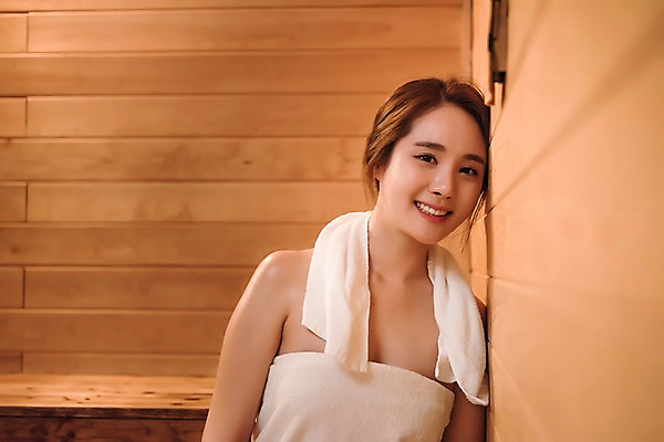 포토 JPG 우먼라이프 웰빙 여자 휴식 실내 한명 웃음 앉기 상반신 20대 성인 앞모습 뷰티 기댐 한국인 힐링 사우나 의료성형뷰티 성인여자한명만 국내포토 1 라이프스타일 뷰포인트 컨셉 모션 표정 사람 동양인 청년 내부 여자한명만 성인여자만 파일형식