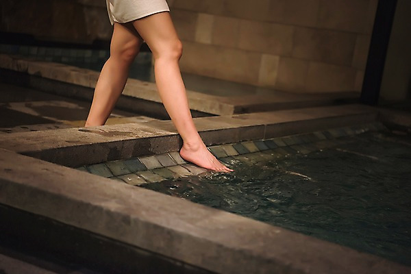 포토 JPG 우먼라이프 여자 휴식 실내 한명 20대 성인 옆모습 신체부위 뷰티 한국인 목욕탕 하반신 힐링 사우나 의료성형뷰티 성인여자한명만 온탕 국내포토 1 라이프스타일 뷰포인트 컨셉 사람 동양인 청년 내부 목욕 여자한명만 성인여자만 파일형식