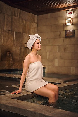 포토 JPG 우먼라이프 여자 휴식 실내 한명 앉기 상반신 20대 성인 옆모습 뷰티 눈감음 한국인 목욕탕 힐링 사우나 의료성형뷰티 성인여자한명만 온탕 국내포토 1 라이프스타일 뷰포인트 컨셉 모션 사람 동양인 청년 내부 목욕 여자한명만 성인여자만 파일형식