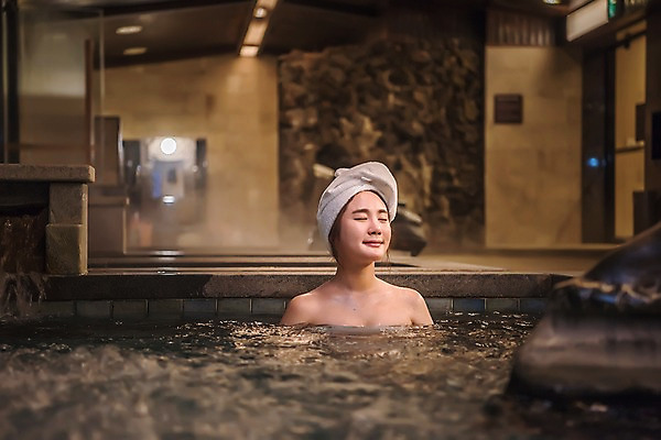 포토 JPG 우먼라이프 여자 휴식 실내 한명 앉기 상반신 20대 성인 앞모습 뷰티 눈감음 한국인 목욕탕 힐링 사우나 의료성형뷰티 성인여자한명만 온탕 국내포토 1 라이프스타일 뷰포인트 컨셉 모션 사람 동양인 청년 내부 목욕 여자한명만 성인여자만 파일형식