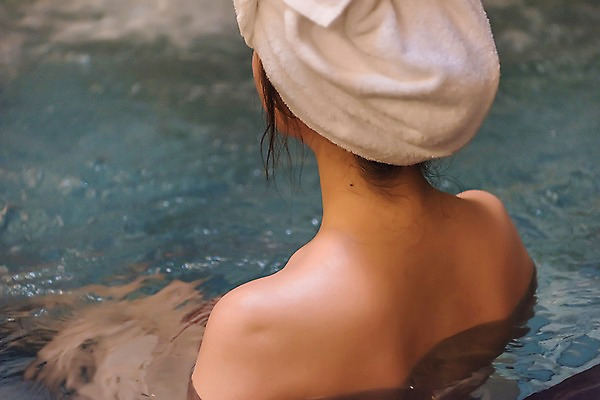 포토 JPG 우먼라이프 여자 휴식 실내 한명 앉기 상반신 20대 성인 뒷모습 뷰티 한국인 목욕탕 힐링 사우나 의료성형뷰티 성인여자한명만 온탕 국내포토 1 라이프스타일 뷰포인트 컨셉 모션 사람 동양인 청년 내부 목욕 여자한명만 성인여자만 파일형식