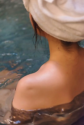 포토 JPG 우먼라이프 여자 휴식 실내 한명 앉기 상반신 20대 성인 뒷모습 뷰티 한국인 목욕탕 힐링 사우나 의료성형뷰티 성인여자한명만 온탕 국내포토 1 라이프스타일 뷰포인트 컨셉 모션 사람 동양인 청년 내부 목욕 여자한명만 성인여자만 파일형식