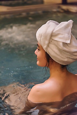 포토 JPG 우먼라이프 여자 휴식 실내 한명 앉기 상반신 20대 성인 뒷모습 뷰티 한국인 목욕탕 힐링 사우나 의료성형뷰티 성인여자한명만 온탕 국내포토 1 라이프스타일 뷰포인트 컨셉 모션 사람 동양인 청년 내부 목욕 여자한명만 성인여자만 파일형식