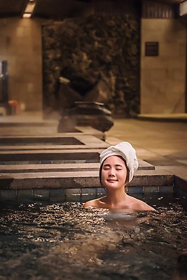 포토 JPG 우먼라이프 여자 휴식 실내 한명 앉기 상반신 20대 성인 앞모습 뷰티 눈감음 한국인 목욕탕 힐링 사우나 의료성형뷰티 성인여자한명만 온탕 국내포토 1 라이프스타일 뷰포인트 컨셉 모션 사람 동양인 청년 내부 목욕 여자한명만 성인여자만 파일형식