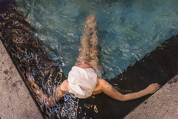 포토 JPG 전신 우먼라이프 여자 휴식 실내 한명 앉기 20대 성인 뒷모습 하이앵글 뷰티 한국인 목욕탕 힐링 사우나 의료성형뷰티 성인여자한명만 온탕 국내포토 1 라이프스타일 뷰포인트 컨셉 모션 사람 동양인 청년 내부 목욕 여자한명만 성인여자만 파일형식