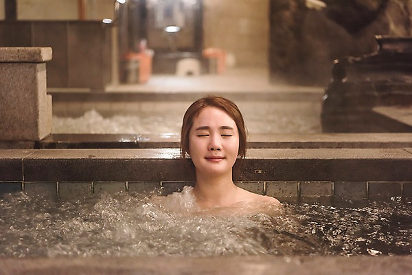 포토 JPG 우먼라이프 여자 휴식 실내 한명 웃음 앉기 상반신 20대 성인 앞모습 뷰티 눈감음 한국인 목욕탕 힐링 사우나 의료성형뷰티 성인여자한명만 온탕 국내포토 1 라이프스타일 뷰포인트 컨셉 모션 표정 사람 동양인 청년 내부 목욕 여자한명만 성인여자만 파일형식