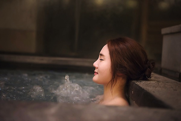 포토 JPG 우먼라이프 여자 휴식 실내 한명 앉기 상반신 20대 성인 옆모습 뷰티 한국인 목욕탕 힐링 사우나 의료성형뷰티 성인여자한명만 온탕 국내포토 1 라이프스타일 뷰포인트 컨셉 모션 사람 동양인 청년 내부 목욕 여자한명만 성인여자만 파일형식