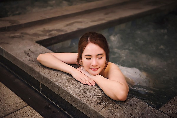 포토 JPG 우먼라이프 여자 휴식 실내 한명 상반신 20대 성인 앞모습 뷰티 기댐 한국인 목욕탕 힐링 사우나 의료성형뷰티 성인여자한명만 온탕 국내포토 1 라이프스타일 뷰포인트 컨셉 모션 사람 동양인 청년 내부 목욕 여자한명만 성인여자만 파일형식