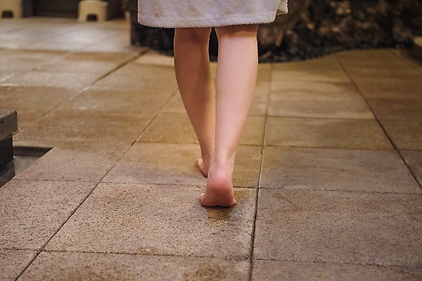 포토 JPG 우먼라이프 여자 휴식 실내 한명 20대 성인 뒷모습 신체부위 뷰티 한국인 하반신 다리 의료성형뷰티 성인여자한명만 국내포토 1 라이프스타일 뷰포인트 컨셉 사람 동양인 청년 내부 여자한명만 성인여자만 파일형식