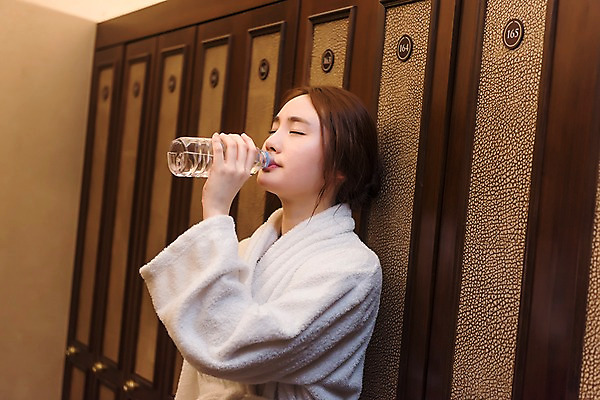 포토 JPG 우먼라이프 여자 휴식 실내 한명 상반신 20대 성인 옆모습 뷰티 기댐 한국인 목욕탕 사우나 물마시기 의료성형뷰티 성인여자한명만 국내포토 1 라이프스타일 뷰포인트 컨셉 모션 사람 동양인 청년 내부 마시기 여자한명만 성인여자만 파일형식