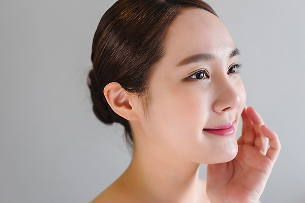 포토 JPG 우먼라이프 응시 여자 실내 관리 한명 웃음 근접촬영 상반신 20대 성인 옆모습 뷰티 깨끗함 한국인 피부 힐링 의료성형뷰티 성인여자한명만 국내포토 1 라이프스타일 시선 뷰포인트 컨셉 표정 사람 동양인 청년 내부 신체부위 여자한명만 성인여자만 파일형식