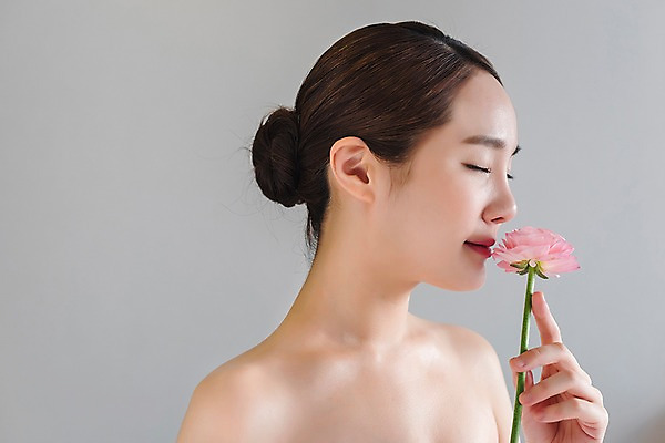 포토 JPG 우먼라이프 여자 꽃 실내 관리 한명 들기 상반신 20대 성인 옆모습 뷰티 눈감음 깨끗함 한국인 피부 힐링 의료성형뷰티 성인여자한명만 국내포토 식물 1 라이프스타일 뷰포인트 컨셉 모션 사람 동양인 청년 내부 신체부위 여자한명만 성인여자만 파일형식 인종 생활 여자만 성인만
