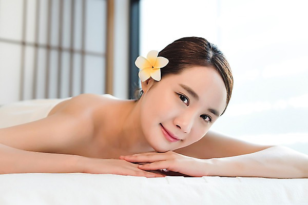 포토 JPG 우먼라이프 여자 꽃 엎드리기 휴식 실내 건강 관리 한명 웃음 상반신 20대 성인 앞모습 뷰티 한국인 마사지 피부 힐링 에스테틱 의료성형뷰티 성인여자한명만 국내포토 식물 1 라이프스타일 뷰포인트 컨셉 모션 표정 사람 동양인 청년 내부 신체부위 여자한명만 성인여자만 파일형식 인종 생활 여자만 성인만