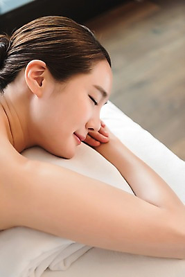 포토 JPG 우먼라이프 여자 엎드리기 휴식 실내 건강 관리 한명 상반신 20대 성인 옆모습 뷰티 눈감음 한국인 마사지 피부 힐링 에스테틱 의료성형뷰티 성인여자한명만 국내포토 1 라이프스타일 뷰포인트 컨셉 모션 사람 동양인 청년 내부 신체부위 여자한명만 성인여자만 파일형식