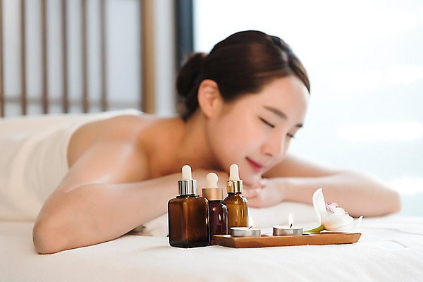 포토 JPG 우먼라이프 여자 엎드리기 휴식 실내 건강 관리 한명 상반신 20대 성인 옆모습 아웃포커스 뷰티 눈감음 한국인 마사지 피부 힐링 아로마 에스테틱 의료성형뷰티 성인여자한명만 국내포토 1 라이프스타일 뷰포인트 컨셉 모션 촬영기법 사람 동양인 청년 내부 신체부위 여자한명만 성인여자만 파일형식