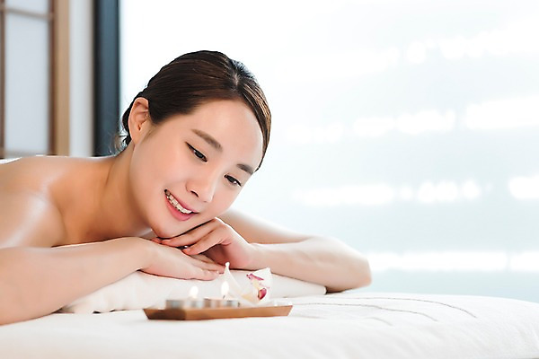 포토 JPG 우먼라이프 응시 여자 엎드리기 휴식 실내 건강 관리 한명 웃음 상반신 20대 성인 옆모습 뷰티 한국인 마사지 피부 힐링 아로마 향초 에스테틱 의료성형뷰티 성인여자한명만 국내포토 1 라이프스타일 시선 뷰포인트 컨셉 초 모션 표정 사람 동양인 청년 내부 신체부위 여자한명만 성인여자만 파일형식 인종 생활 여자만 성인만