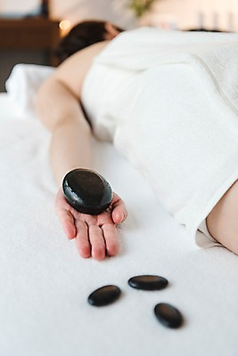 포토 JPG 우먼라이프 여자 엎드리기 휴식 실내 관리 한명 상반신 20대 성인 뒷모습 신체부위 뷰티 한국인 마사지 피부 힐링 테라피 스톤 에스테틱 의료성형뷰티 성인여자한명만 국내포토 1 라이프스타일 뷰포인트 컨셉 모션 사람 동양인 청년 내부 여자한명만 성인여자만 파일형식