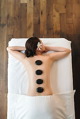 포토 JPG 우먼라이프 여자 꽃 엎드리기 휴식 실내 관리 한명 상반신 20대 성인 뒷모습 뷰티 한국인 마사지 피부 힐링 테라피 스톤 에스테틱 의료성형뷰티 성인여자한명만 국내포토 식물 1 라이프스타일 뷰포인트 컨셉 모션 사람 동양인 청년 내부 신체부위 여자한명만 성인여자만 파일형식