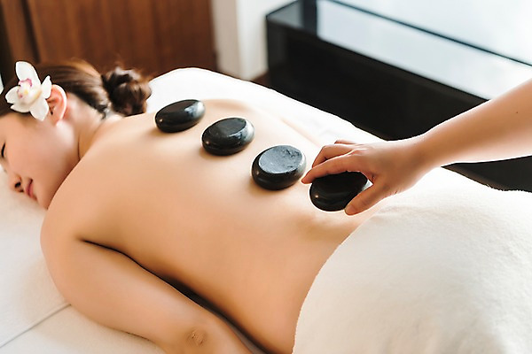 포토 JPG 우먼라이프 손 여자 꽃 엎드리기 휴식 실내 관리 상반신 20대 성인 두명 뒷모습 신체부위 뷰티 한국인 마사지 피부 마사지사 힐링 테라피 스톤 에스테틱 의료성형뷰티 국내포토 식물 직업 라이프스타일 뷰포인트 컨셉 모션 사람 동양인 청년 내부 파일형식