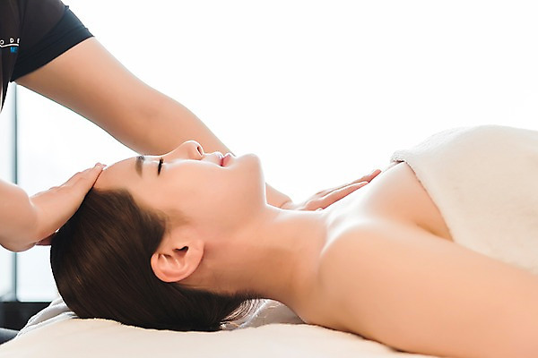 포토 JPG 우먼라이프 여자 휴식 실내 관리 상반신 20대 성인 두명 옆모습 신체부위 눕기 뷰티 눈감음 한국인 마사지 피부 마사지사 힐링 팔 테라피 에스테틱 의료성형뷰티 국내포토 직업 라이프스타일 뷰포인트 컨셉 모션 사람 동양인 청년 내부 파일형식