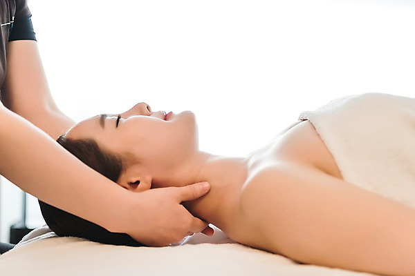 포토 JPG 우먼라이프 여자 휴식 실내 관리 상반신 20대 성인 두명 옆모습 신체부위 눕기 뷰티 한국인 마사지 피부 마사지사 힐링 팔 테라피 에스테틱 의료성형뷰티 국내포토 직업 라이프스타일 뷰포인트 컨셉 모션 사람 동양인 청년 내부 파일형식