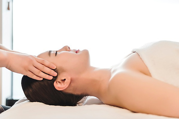 포토 JPG 우먼라이프 여자 휴식 실내 관리 상반신 20대 성인 두명 옆모습 신체부위 눕기 뷰티 한국인 마사지 피부 마사지사 힐링 팔 테라피 에스테틱 의료성형뷰티 국내포토 직업 라이프스타일 뷰포인트 컨셉 모션 사람 동양인 청년 내부 파일형식