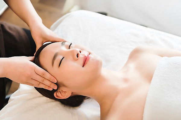 포토 JPG 우먼라이프 여자 휴식 실내 관리 상반신 20대 성인 두명 앞모습 신체부위 눕기 뷰티 한국인 마사지 피부 마사지사 힐링 팔 테라피 에스테틱 의료성형뷰티 국내포토 직업 라이프스타일 뷰포인트 컨셉 모션 사람 동양인 청년 내부 파일형식