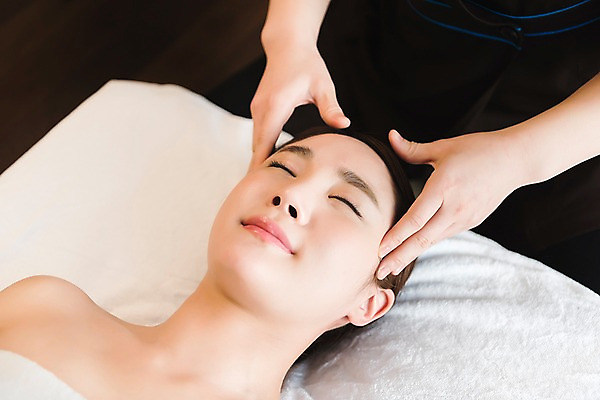 포토 JPG 우먼라이프 여자 휴식 실내 관리 상반신 20대 성인 두명 앞모습 신체부위 눕기 뷰티 한국인 마사지 피부 마사지사 힐링 팔 테라피 에스테틱 의료성형뷰티 국내포토 직업 라이프스타일 뷰포인트 컨셉 모션 사람 동양인 청년 내부 파일형식