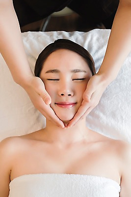 포토 JPG 우먼라이프 여자 휴식 실내 관리 상반신 20대 성인 두명 앞모습 신체부위 눕기 뷰티 한국인 마사지 피부 마사지사 힐링 팔 테라피 에스테틱 의료성형뷰티 국내포토 직업 라이프스타일 뷰포인트 컨셉 모션 사람 동양인 청년 내부 파일형식