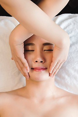 포토 JPG 우먼라이프 손 여자 휴식 실내 관리 상반신 20대 성인 두명 앞모습 신체부위 눕기 뷰티 한국인 마사지 피부 마사지사 힐링 테라피 에스테틱 의료성형뷰티 국내포토 직업 라이프스타일 뷰포인트 컨셉 모션 사람 동양인 청년 내부 파일형식