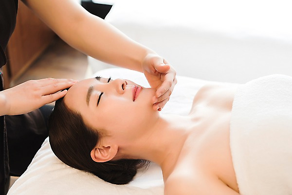 포토 JPG 우먼라이프 손 여자 휴식 실내 관리 상반신 20대 성인 두명 옆모습 신체부위 눕기 뷰티 한국인 마사지 피부 마사지사 힐링 테라피 에스테틱 의료성형뷰티 국내포토 직업 라이프스타일 뷰포인트 컨셉 모션 사람 동양인 청년 내부 파일형식