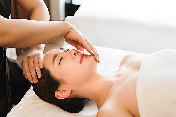 포토 JPG 우먼라이프 여자 휴식 실내 관리 상반신 20대 성인 두명 옆모습 신체부위 눕기 뷰티 한국인 마사지 피부 마사지사 힐링 팔 테라피 에스테틱 의료성형뷰티 국내포토 직업 라이프스타일 뷰포인트 컨셉 모션 사람 동양인 청년 내부 파일형식