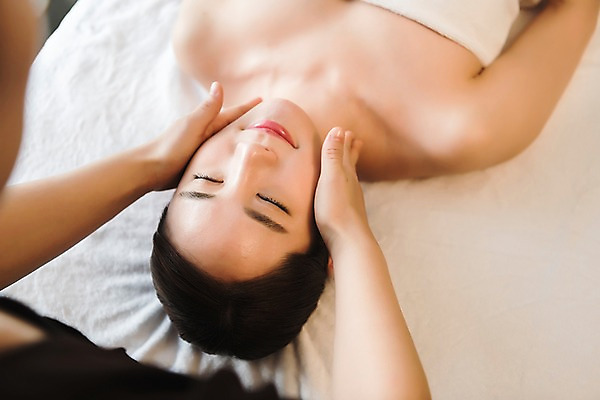 포토 JPG 우먼라이프 여자 휴식 실내 관리 상반신 20대 성인 두명 앞모습 신체부위 눕기 뷰티 한국인 마사지 피부 마사지사 힐링 팔 테라피 에스테틱 의료성형뷰티 국내포토 직업 라이프스타일 뷰포인트 컨셉 모션 사람 동양인 청년 내부 파일형식