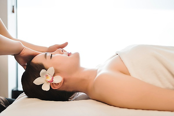 포토 JPG 우먼라이프 손 여자 꽃 휴식 실내 관리 상반신 20대 성인 두명 옆모습 신체부위 눕기 뷰티 한국인 마사지 피부 마사지사 힐링 테라피 에스테틱 의료성형뷰티 국내포토 식물 직업 라이프스타일 뷰포인트 컨셉 모션 사람 동양인 청년 내부 파일형식