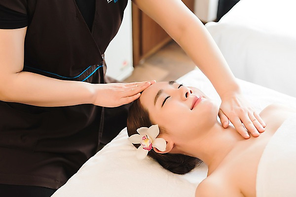 포토 JPG 우먼라이프 여자 꽃 휴식 실내 관리 웃음 상반신 20대 성인 두명 옆모습 신체부위 눕기 뷰티 한국인 마사지 피부 마사지사 힐링 팔 테라피 에스테틱 의료성형뷰티 국내포토 식물 직업 라이프스타일 뷰포인트 컨셉 모션 표정 사람 동양인 청년 내부 파일형식