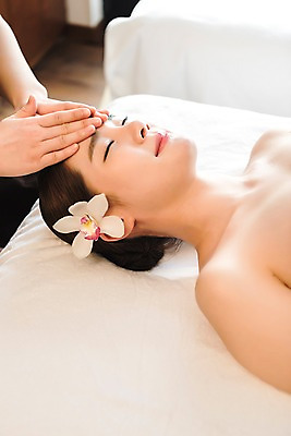 포토 JPG 우먼라이프 손 여자 꽃 엎드리기 휴식 실내 관리 상반신 20대 성인 두명 옆모습 신체부위 뷰티 한국인 마사지 피부 마사지사 힐링 테라피 에스테틱 의료성형뷰티 국내포토 식물 직업 라이프스타일 뷰포인트 컨셉 모션 사람 동양인 청년 내부 파일형식