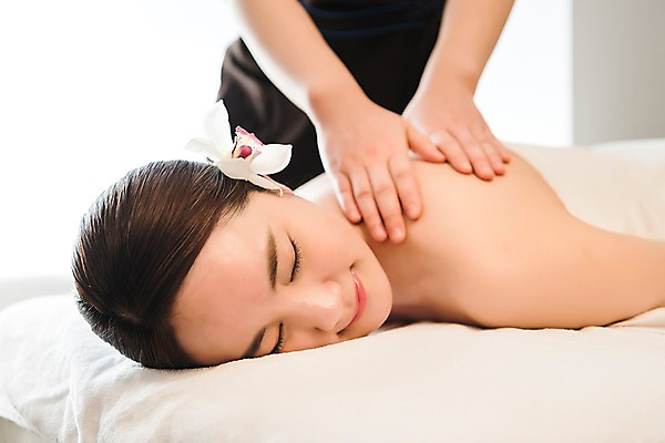 포토 JPG 우먼라이프 여자 꽃 엎드리기 휴식 실내 관리 상반신 20대 성인 두명 옆모습 신체부위 뷰티 한국인 마사지 피부 마사지사 힐링 팔 테라피 에스테틱 의료성형뷰티 국내포토 식물 직업 라이프스타일 뷰포인트 컨셉 모션 사람 동양인 청년 내부 파일형식