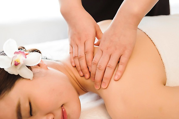 포토 JPG 우먼라이프 여자 꽃 엎드리기 휴식 실내 관리 상반신 20대 성인 두명 옆모습 신체부위 뷰티 한국인 마사지 피부 마사지사 힐링 팔 테라피 에스테틱 의료성형뷰티 국내포토 식물 직업 라이프스타일 뷰포인트 컨셉 모션 사람 동양인 청년 내부 파일형식