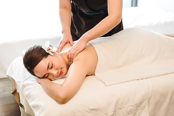 포토 JPG 우먼라이프 여자 꽃 엎드리기 휴식 실내 관리 상반신 20대 성인 두명 옆모습 신체부위 뷰티 한국인 마사지 피부 마사지사 힐링 테라피 에스테틱 의료성형뷰티 국내포토 식물 직업 라이프스타일 뷰포인트 컨셉 모션 사람 동양인 청년 내부 파일형식