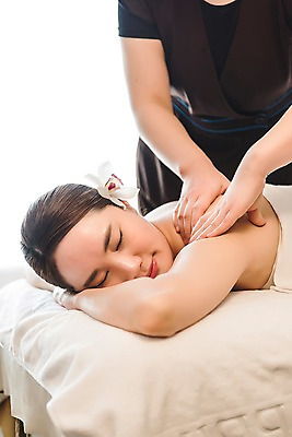 포토 JPG 우먼라이프 여자 꽃 엎드리기 휴식 실내 관리 상반신 20대 성인 두명 옆모습 신체부위 뷰티 한국인 마사지 피부 마사지사 힐링 팔 테라피 에스테틱 의료성형뷰티 국내포토 식물 직업 라이프스타일 뷰포인트 컨셉 모션 사람 동양인 청년 내부 파일형식