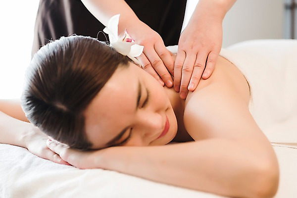 포토 JPG 우먼라이프 여자 꽃 엎드리기 휴식 실내 관리 상반신 20대 성인 두명 옆모습 신체부위 뷰티 한국인 마사지 피부 마사지사 힐링 팔 테라피 에스테틱 의료성형뷰티 국내포토 식물 직업 라이프스타일 뷰포인트 컨셉 모션 사람 동양인 청년 내부 파일형식